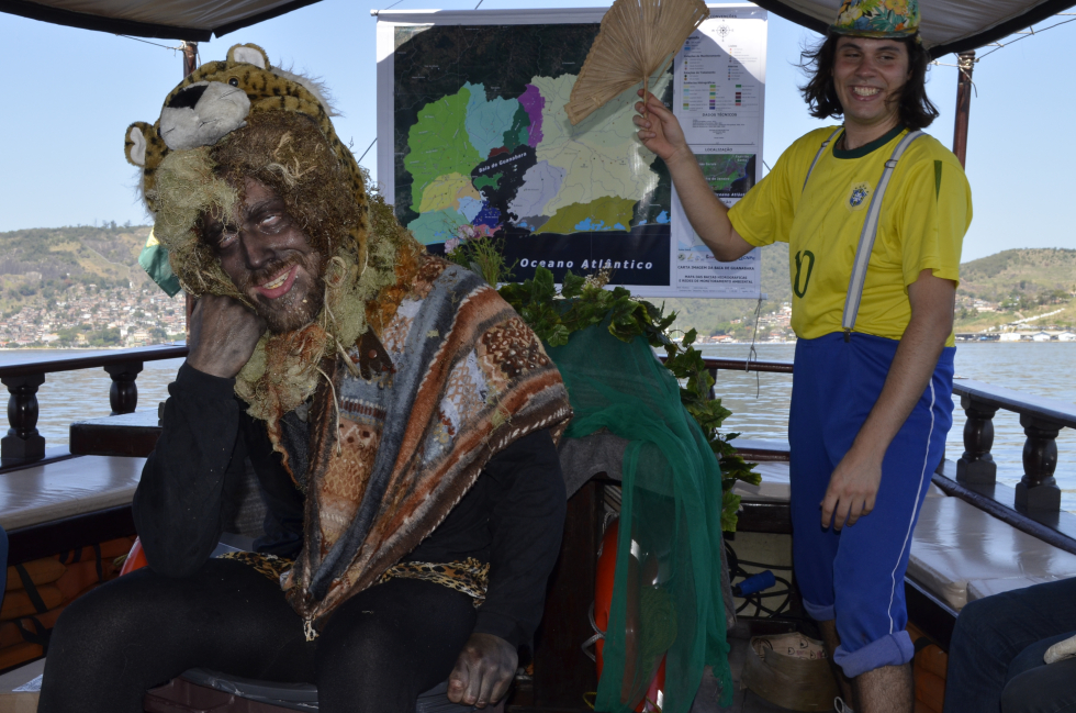 Hombre Primitivo y Sócolinha haciendo una presentación en un bote